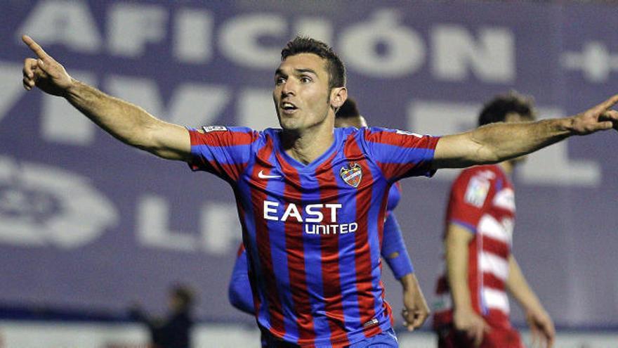 David Barral, celebra su gol.