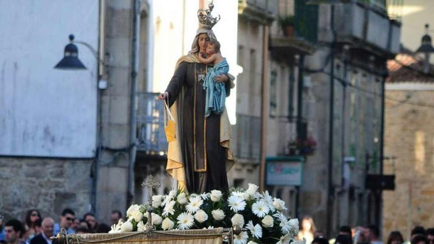 Una imagen de la vistosa procesión del Carmen de Pontecesures. // Iñaki Abella