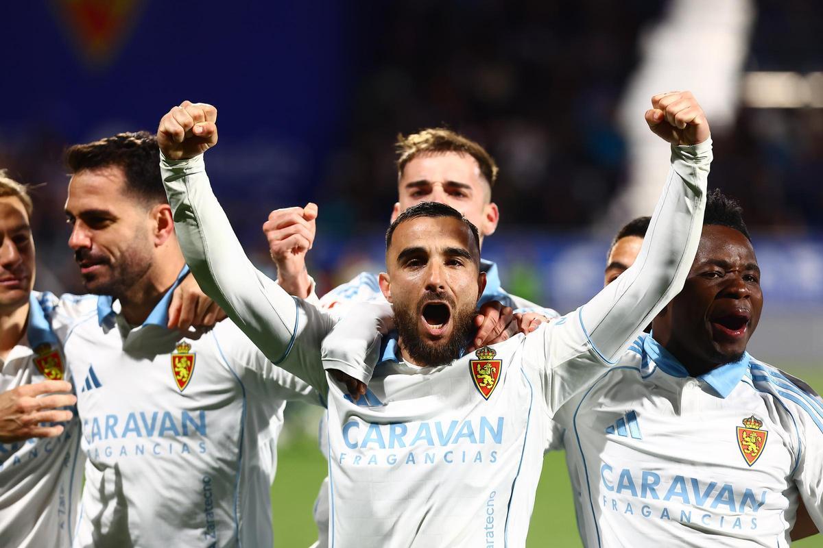 Rober González celebra el 1-0 del Real Zaragoza al Almería, con Dani Gómez, Insua, Cuenca y Mawuli a su lado.