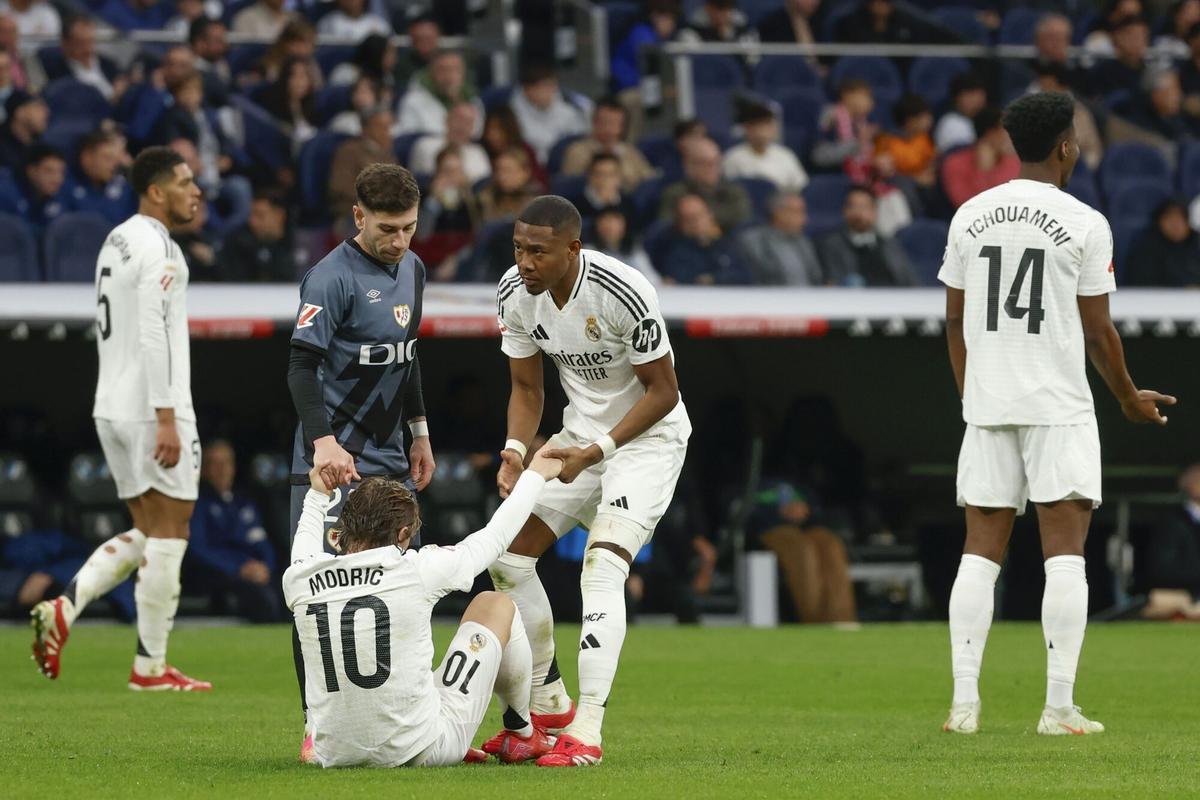 Modric, Alaba y Tchouaméni, durante el Real Madrid - Rayo.