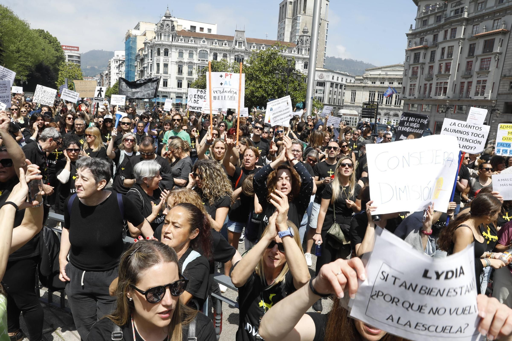 EN IMÁGENES: Segunda jornada de huelga de los profesores y protestas en Oviedo