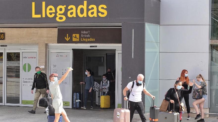 Turistas, en el exterior del aeropuerto Tenerife Sur.