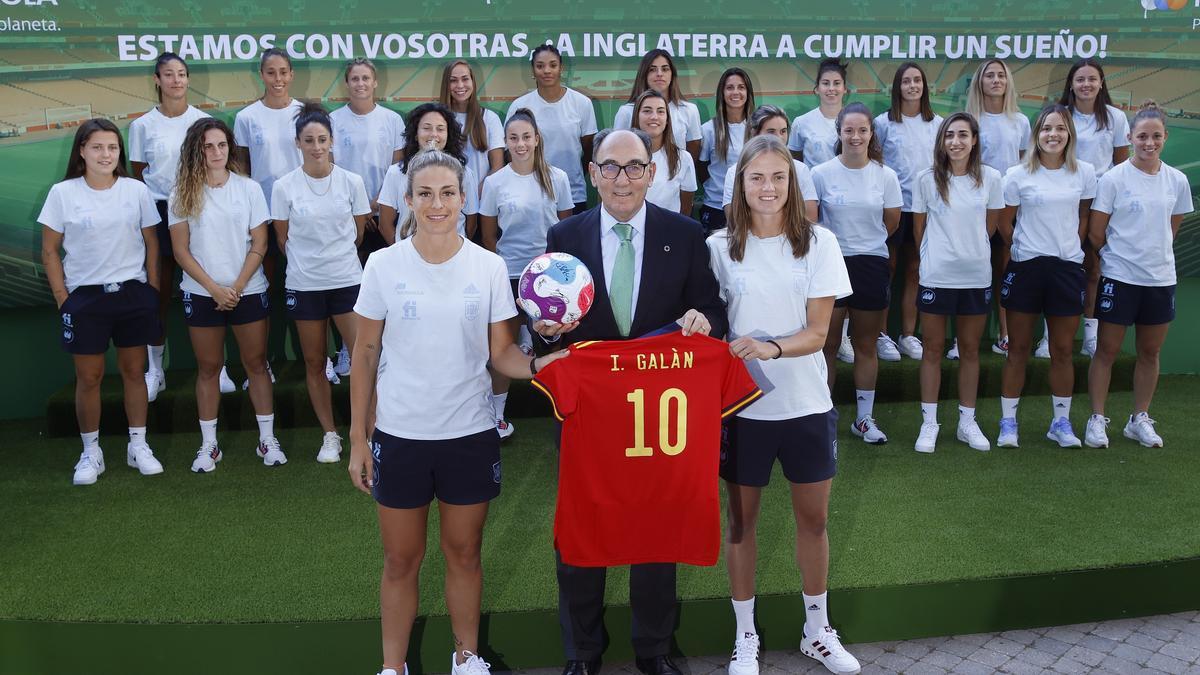 El presidente de Iberdrola, acompañado del embajador de Reino Unido, ha recibido al seleccionador nacional y a las deportistas que representarán a España en la Eurocopa y que son ya referente del fútbol de nuestro país