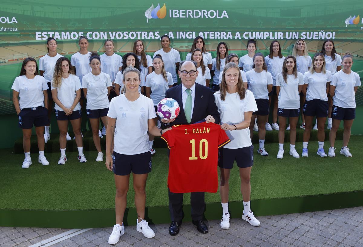 El presidente de Iberdrola, acompañado del embajador de Reino Unido, ha recibido al seleccionador nacional y a las deportistas que representarán a España en la Eurocopa y que son ya referente del fútbol de nuestro país