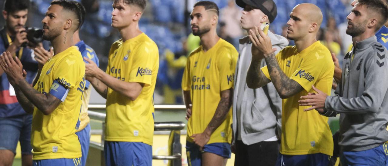 El capitán Jonathan Viera (1i), el pasado martes, tras caer ante el Burgos, junto a Marc Cardona, Kirian, Benito, Sandro y Pejiño, se dirige a la grada Naciente.   | | JOSÉ CARLOS GUERRA