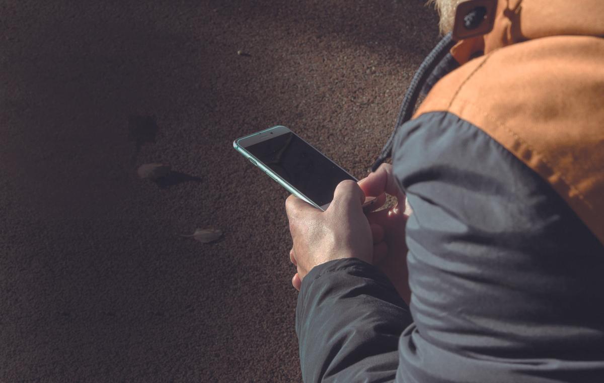 Un joven con un teléfono móvil.
