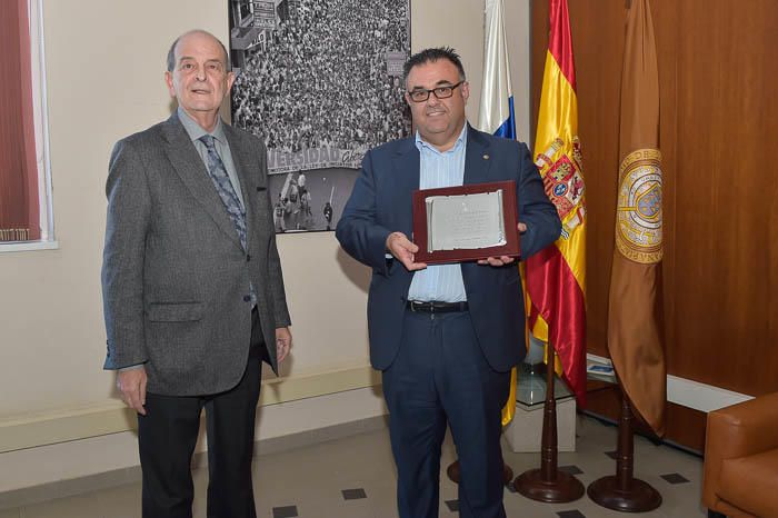 Entrega de una placa a Conrado Domínguez, en el ...