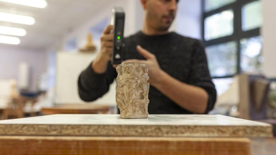 Adolfo Castaño, profesor de la Escuela de Arte, escanea el vaso para obtener un archivo digital en 3D.