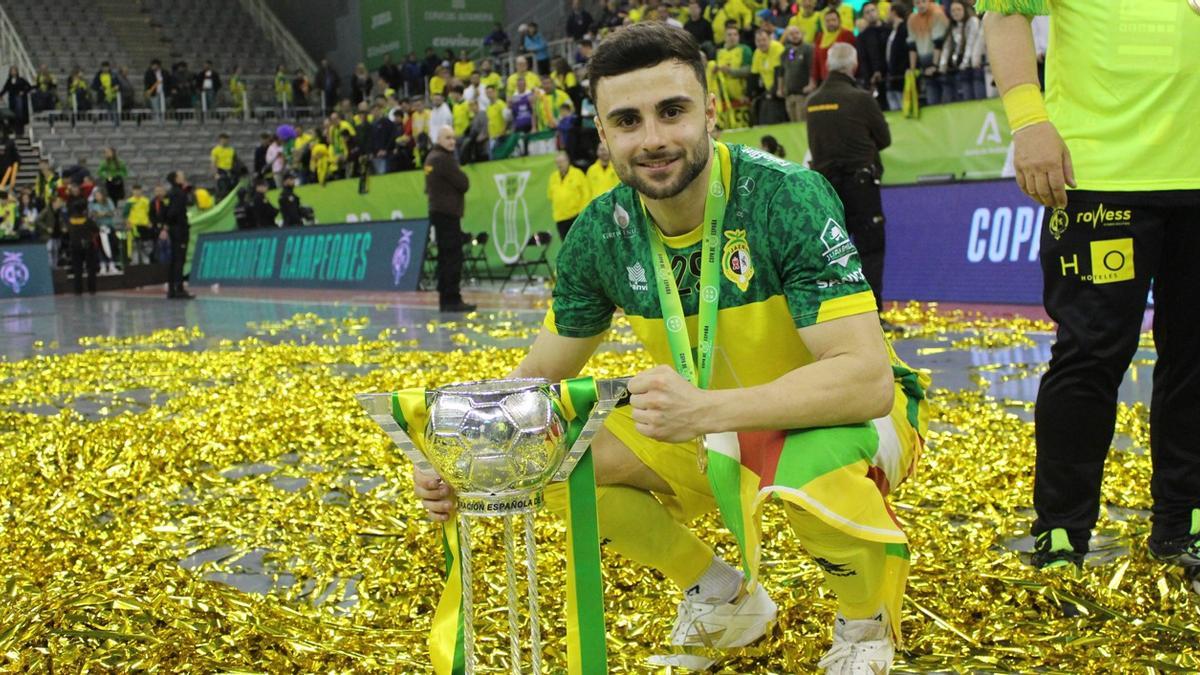 César, con el trofeo de campeón de la Copa de España.