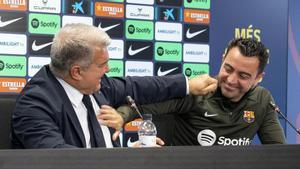 Xavi Hernández y el presidente del FC Barcelona, Joan Laporta, anuncian el nuevo acuerdo para que Xavi sea el entrenador del primer equipo para la próxima temporada.