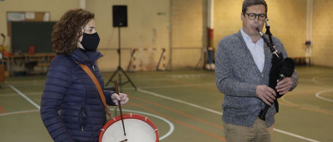 José Ángel Hevia toca la gaita acompañado por su hermana, María José, al tambor, en el colegio Sagrada Familia de El Entrego. | Fernando Rodríguez