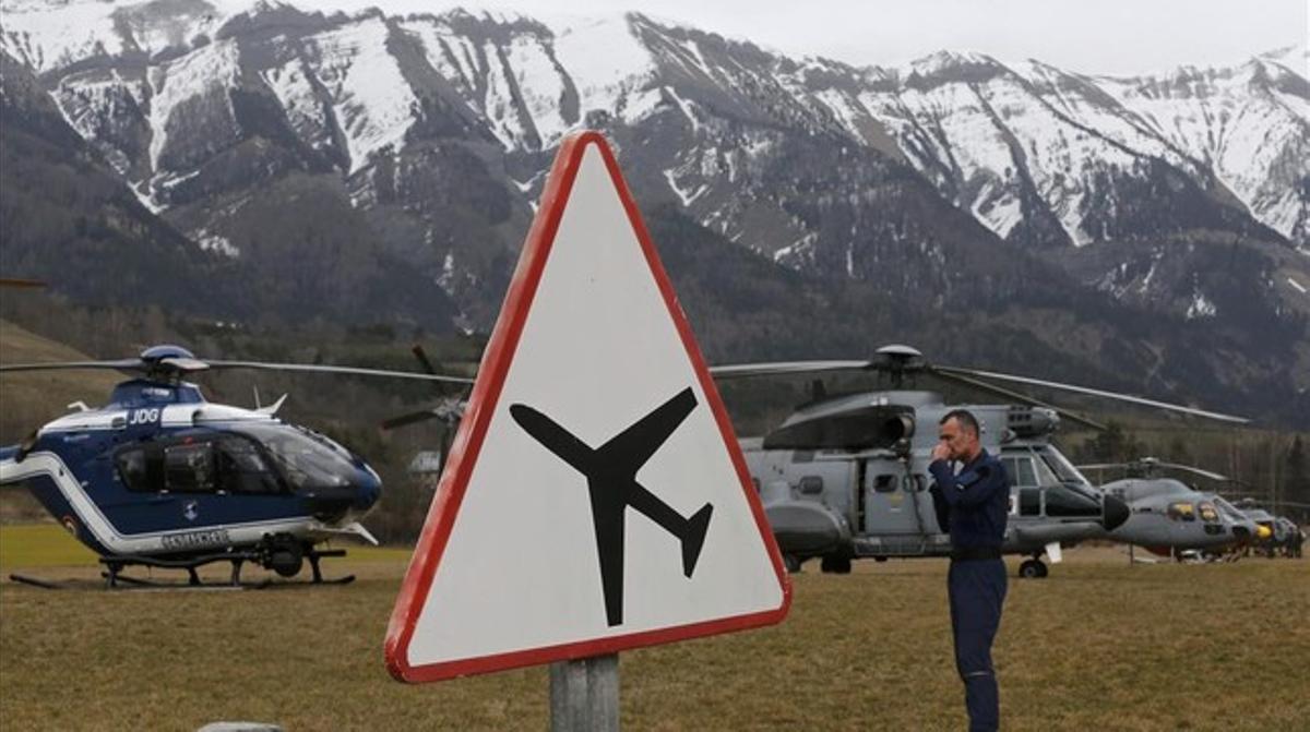 Helicòpters de rescat francesos en la zona de l’accident aeri.