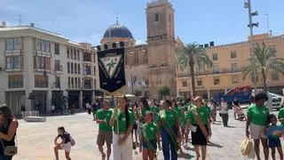 La “marea verde” de la UFECE toma  las calles del centro de Elche con el desfile de unos 300 festeros, reinas y damas de las comisiones del campo