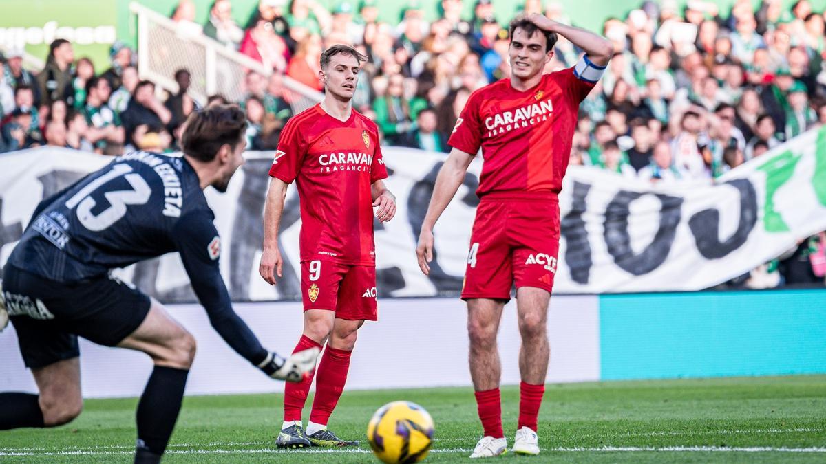 Dani Gómez y Francho, delante de Ezkieta en un momento del partido.