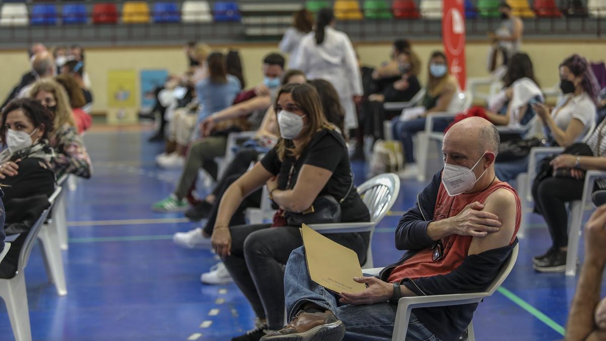 Vacunación de docentes el pasado viernes en el pabellón Esperanza Lag de Elche