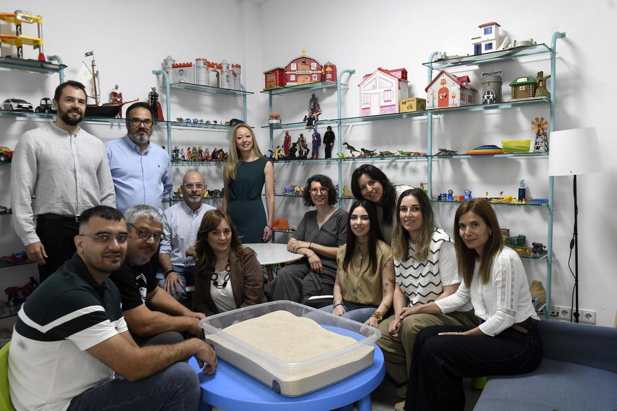 Varios miembros de la Asociación Albores en uno de sus locales de atención en Murcia.