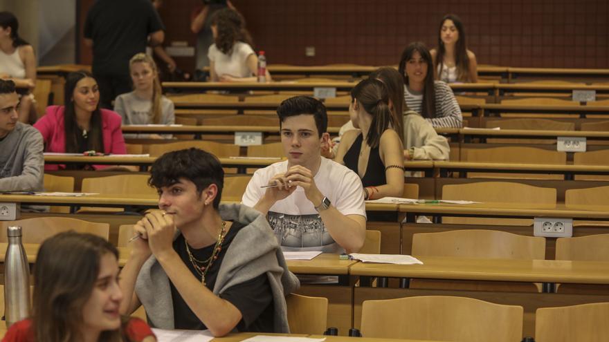 Polémica en Alicante por el examen de Valenciano en la EBAU: &quot;Me quedo fuera de la carrera&quot;