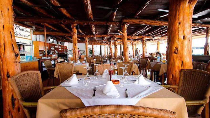 Especialidades a la brasa en Platja d’en Bossa | RESTAURANTE GRILL MOOREA