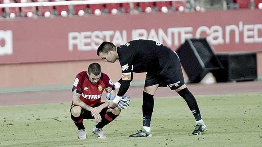 Reina se dispone a consolar a Dani Rodríguez tras consumarse el descenso ante el Granada.