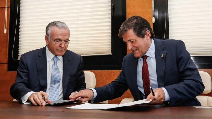 Isidre Fainé y Javier Fernández, ayer, durante la firma del convenio entre la Fundación Bancaria La Caixa y el Principado.