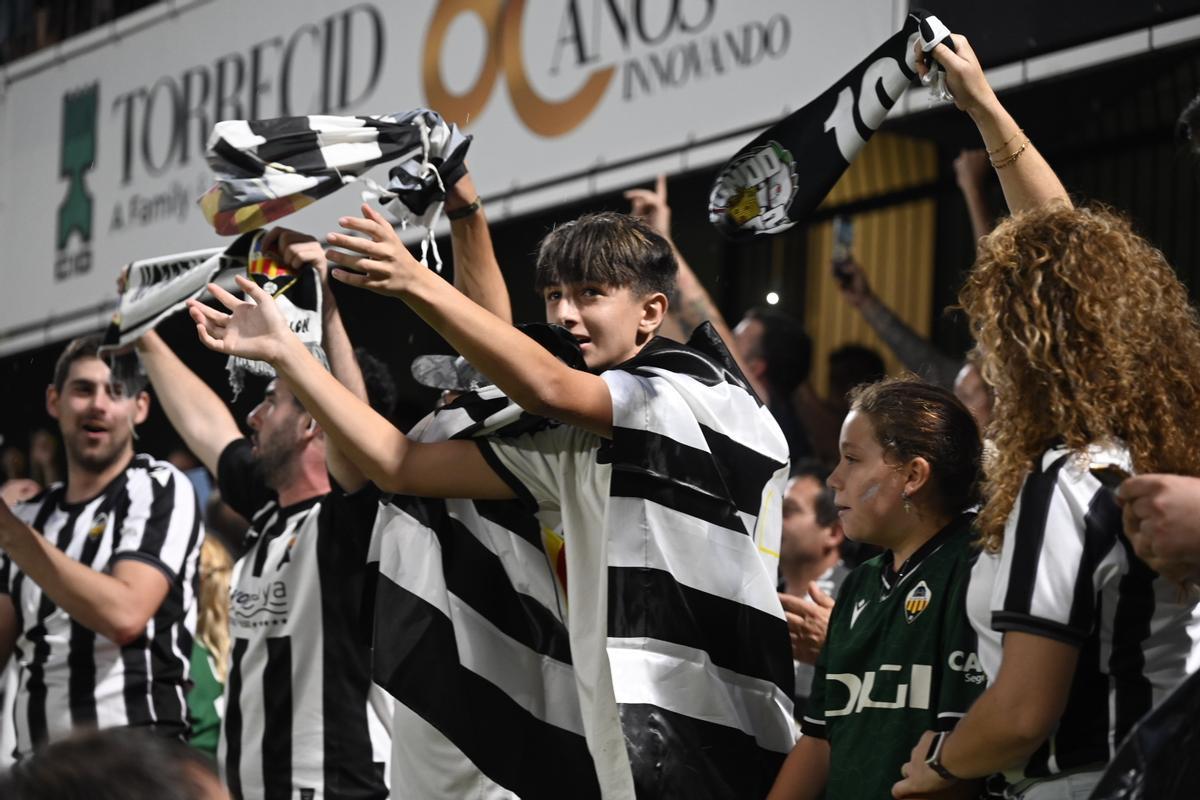 Galería | Castalia celebra el triunfo del Castellón en un partido que siempre será recordado Galería | Castalia celebra el triunfo del Castellón en un partido que siempre será recordado