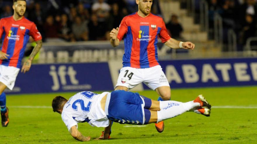 Naranjo cae derribado por Tienza.