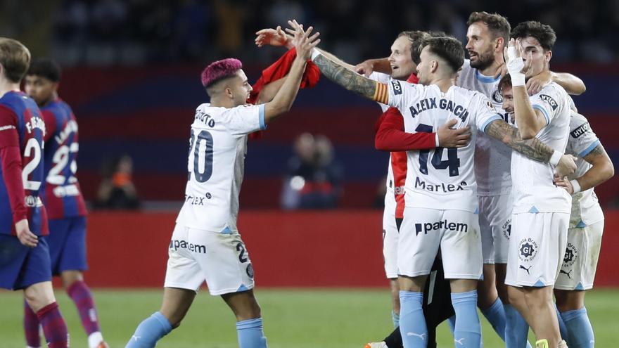 Els jugadors del Girona celebren la victòria a Montjuïc de la primera volta (2-4)