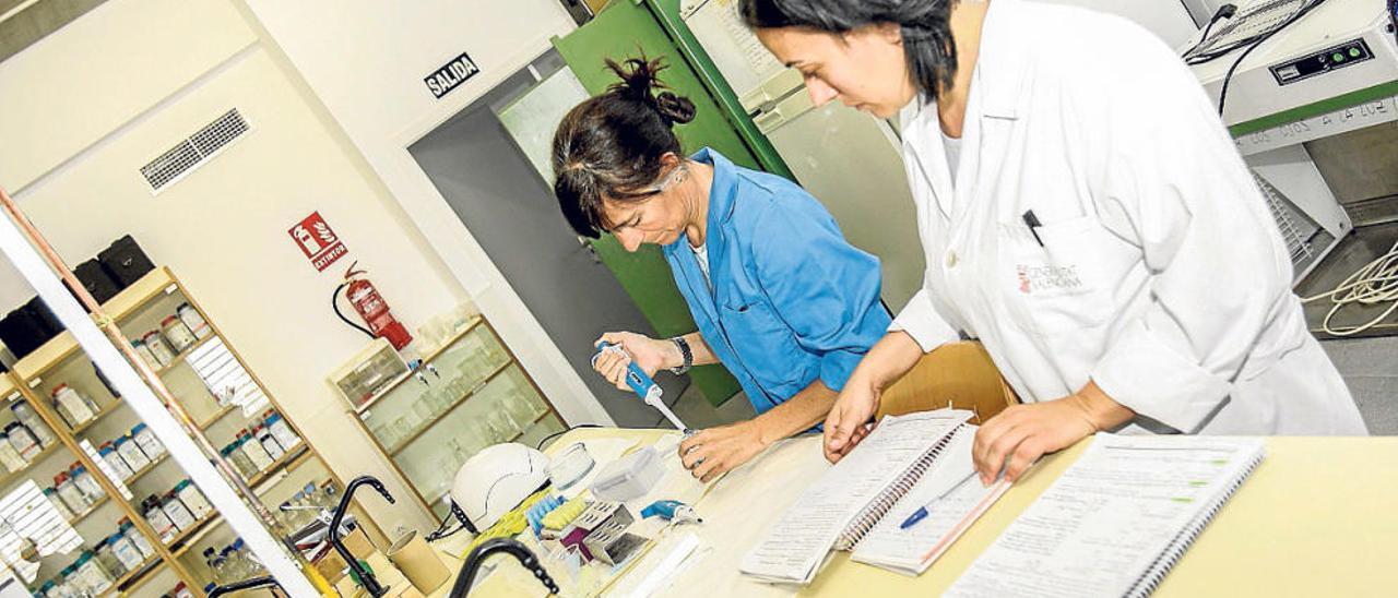 Alumnos en un laboratorio de prácticas de FP en Química.