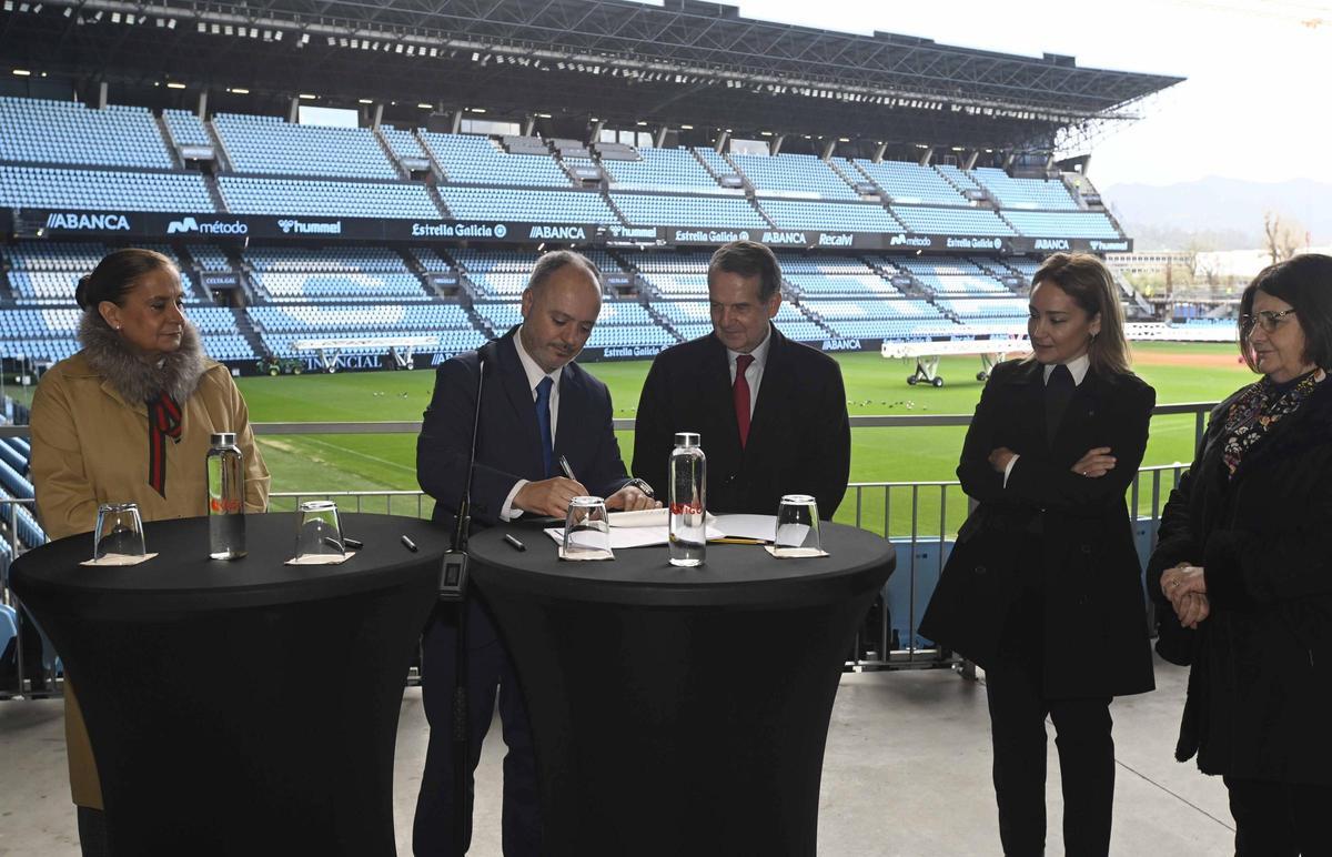 Silva, Regades, Caballero y Mouriño, hoy en la firma de la prórroga ante la notaria.