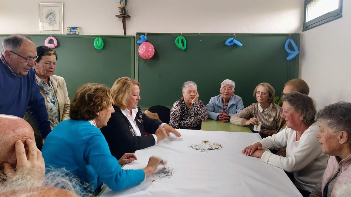 Los asistentes a la inauguración del local.