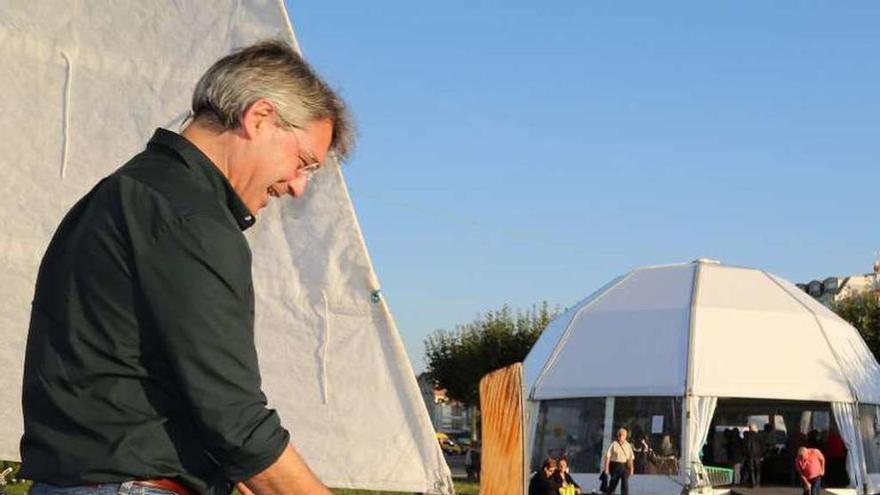 El alcalde Cacabelos inauguró el evento con albariño. // Muñiz