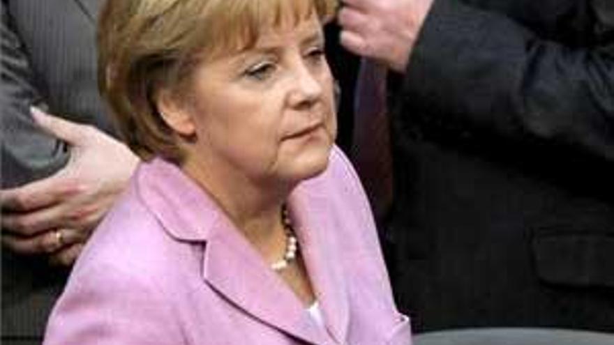 Merkel carga contra las &quot;enormes bonificaciones&quot; de los banqueros