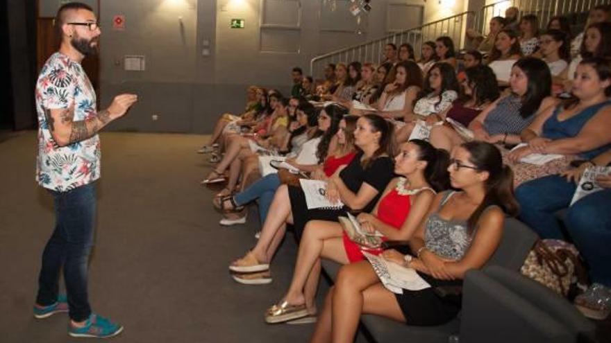 Las chicas atendieron con interés a las indicaciones del maquillador.