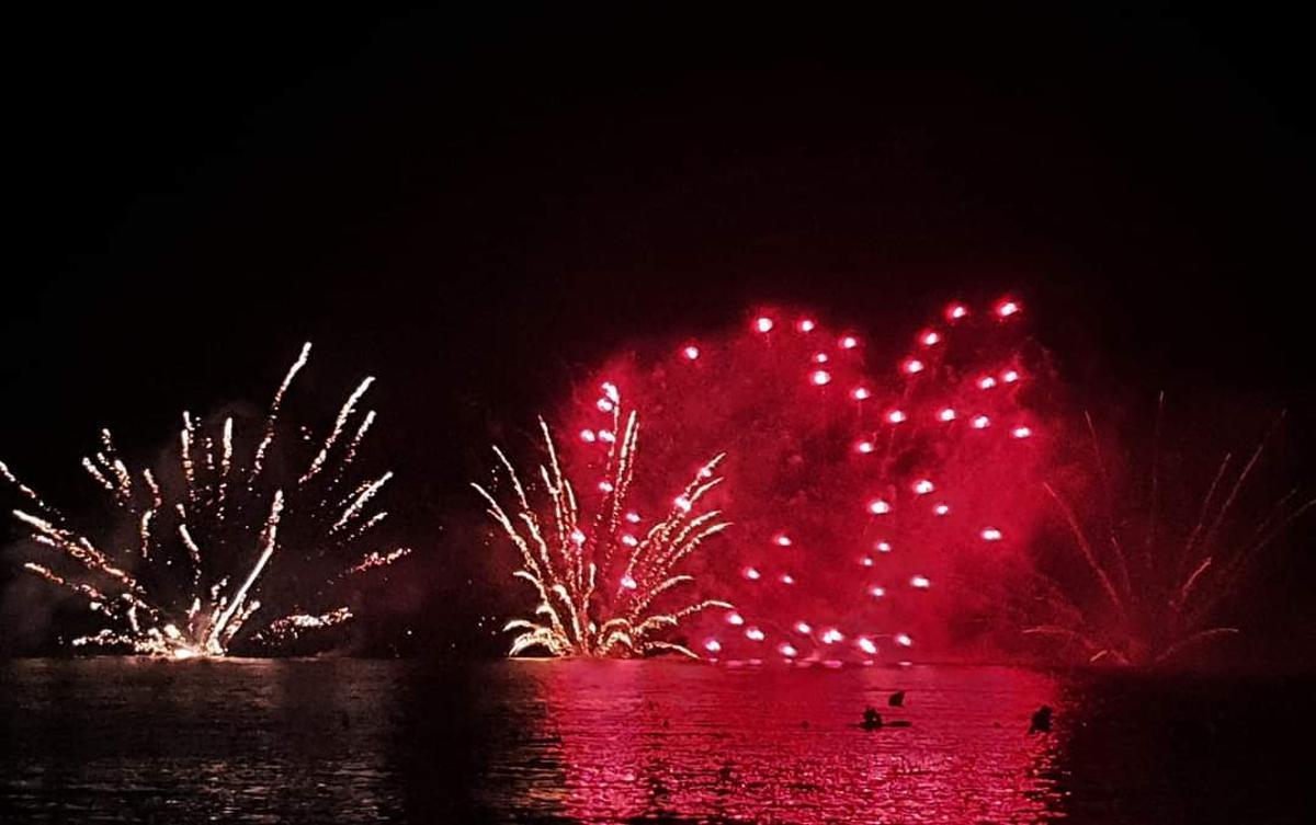 Padle surf durante los fuegos acuáticos en Arinaga.