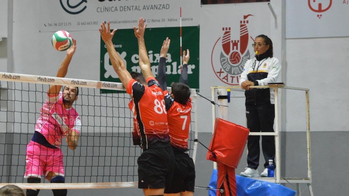Bloqueo del equipo masculino del Xàtiva Voleibol.