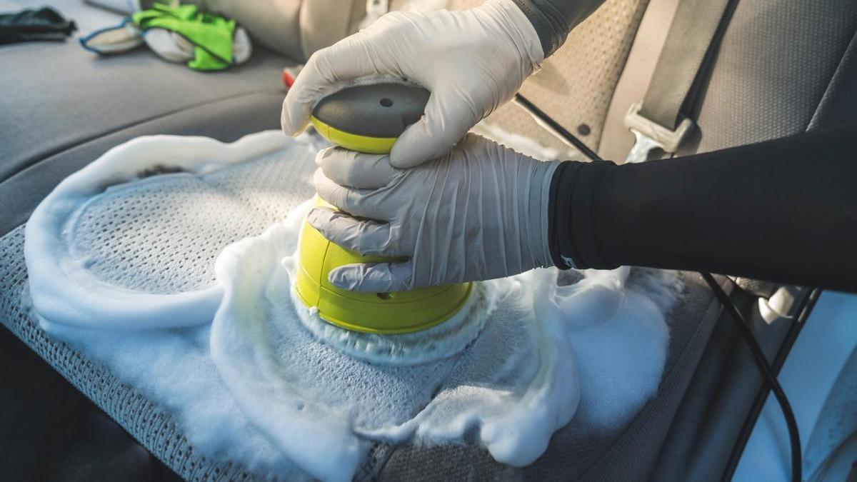 Cómo limpiar la tapicería del coche y no causar un desastre