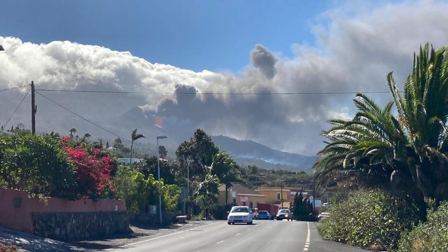 Vista de la emisión de la erupción de La Palma hoy desde el municipio de El Paso.