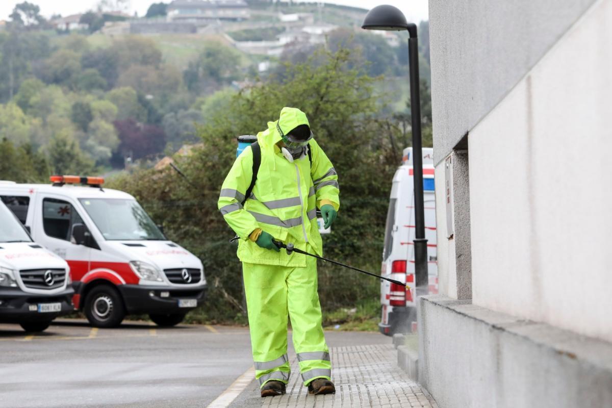 Un operario, haciendo labores de desinfección hoy en Cabueñes