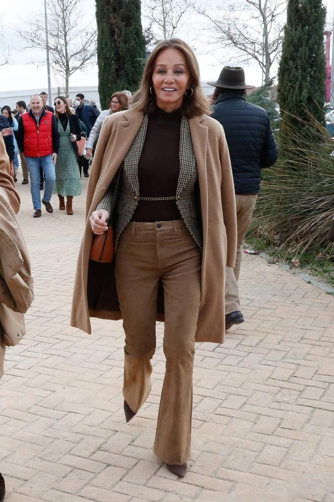 Isabel Preysler con pantalón de campana y americana de cuadros con cadena