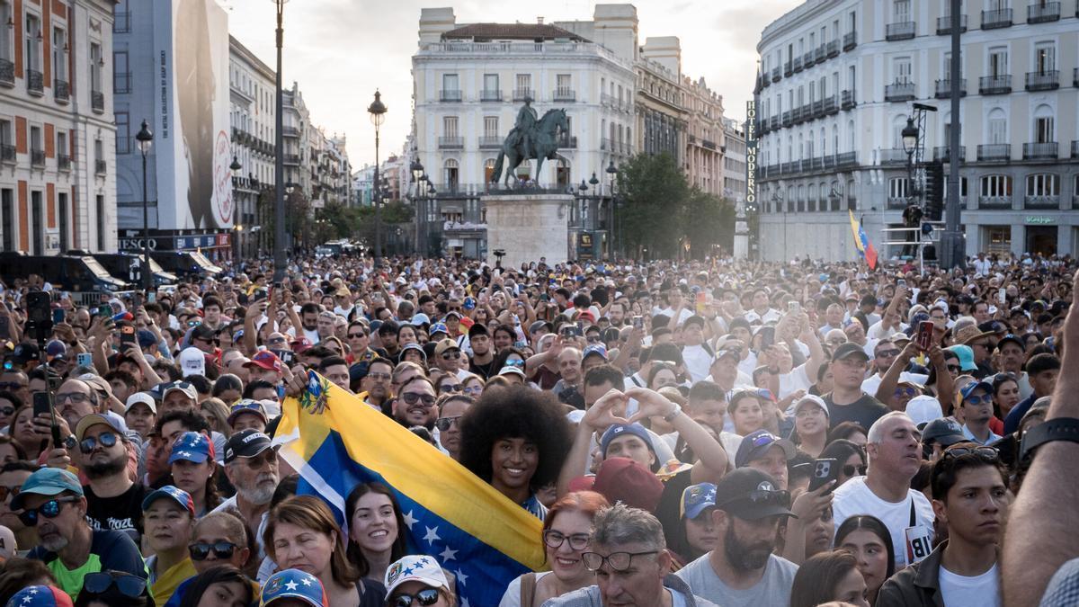 La diáspora venezolana durante un encuentro con la líder opositora venezolana, María Corina Machado, en la Puerta del Sol.