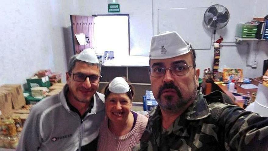 Curro López y dos voluntarios de Lagunillas, durante el reparto de alimentos en marzo de 2020, en pleno confinamiento.