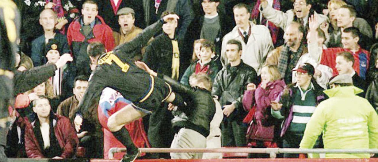 Momento en el que Eric Cantona patea a Matthew Simmons, el aficionado del Crystal Palace. // FDV