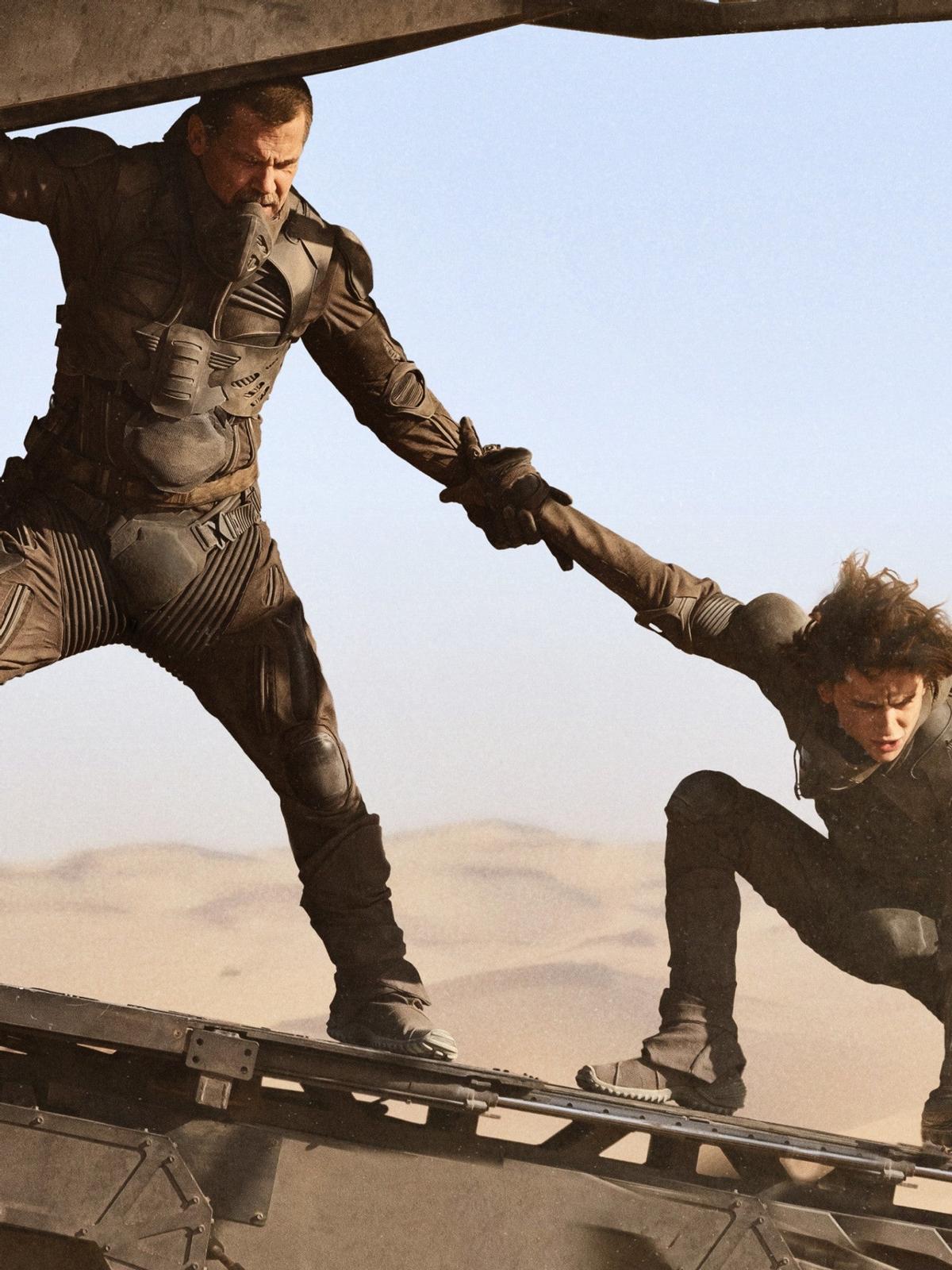 'Dune' fue la película de ciencia ficción de 2021 ambientada en una sociedad feudal interestelar en la que varias casas nobles controlan feudos planetarios. Gustó tanto a la crítica que ganó varios Óscar en los premios de la Academia de 2022. Ahora, se prevé una secuela para el próximo 3 de noviembre de 2023. El director Denis Villeneuve ha declarado: "Tuve que tomar montones de decisiones, y hay cosas que sé que en esta primera parte sufrieron por ello. Hubo escenas preciosas escritas e incluso rodadas entre Thufir Hawat (Stephen McKinley Henderson) y Paul (Timothée Chalamet) que no pasaron el corte... Pero cuando adaptas, tienes que tomar decisiones atrevidas para que todo cobre vida. Y creo que era la mejor manera de presentar este mundo a un público amplio. Ahora, en la segunda, quiero tener más flexibilidad, y será posible profundizar un poco más en algunos de estos detalles". Todavía queda un rato, así que esperaremos más noticias de la película que seguro será otro exitazo.