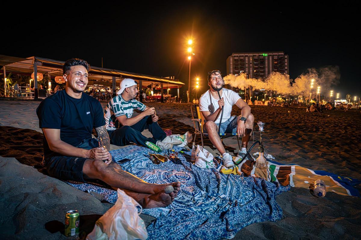 Refugio nocturno: Barcelona se refresca y descansa en sus playas durante las noches calurosas