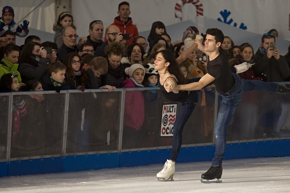 Exhibición de patinaje sobre hielo en la pista de Gijón