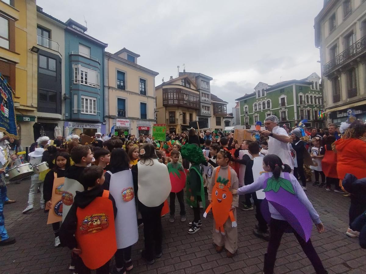 Así fue el divertido y pasacalles de Carnaval del colegio Virgen del Fresno en el mercado