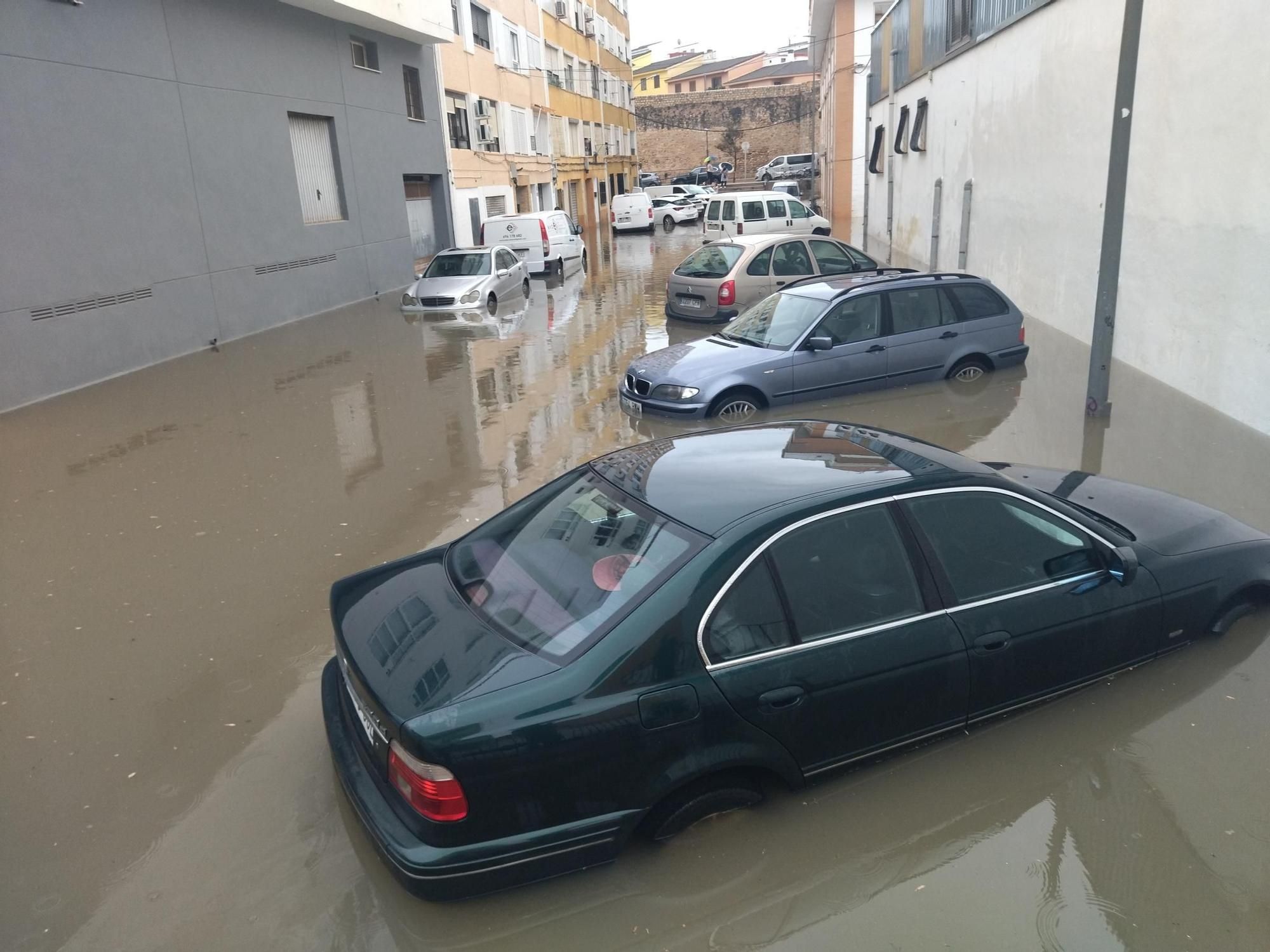 Una impresionante tromba de agua inunda calles y atrapa coches en Dénia