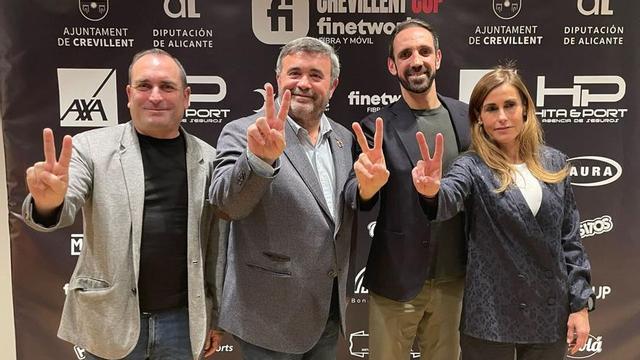 De izquierda a derecha, el edil de Deportes, el alcalde de Crevillent, Juanfran Torres y la presidenta de El sueño de Vicky, esta tarde. | DELTELL