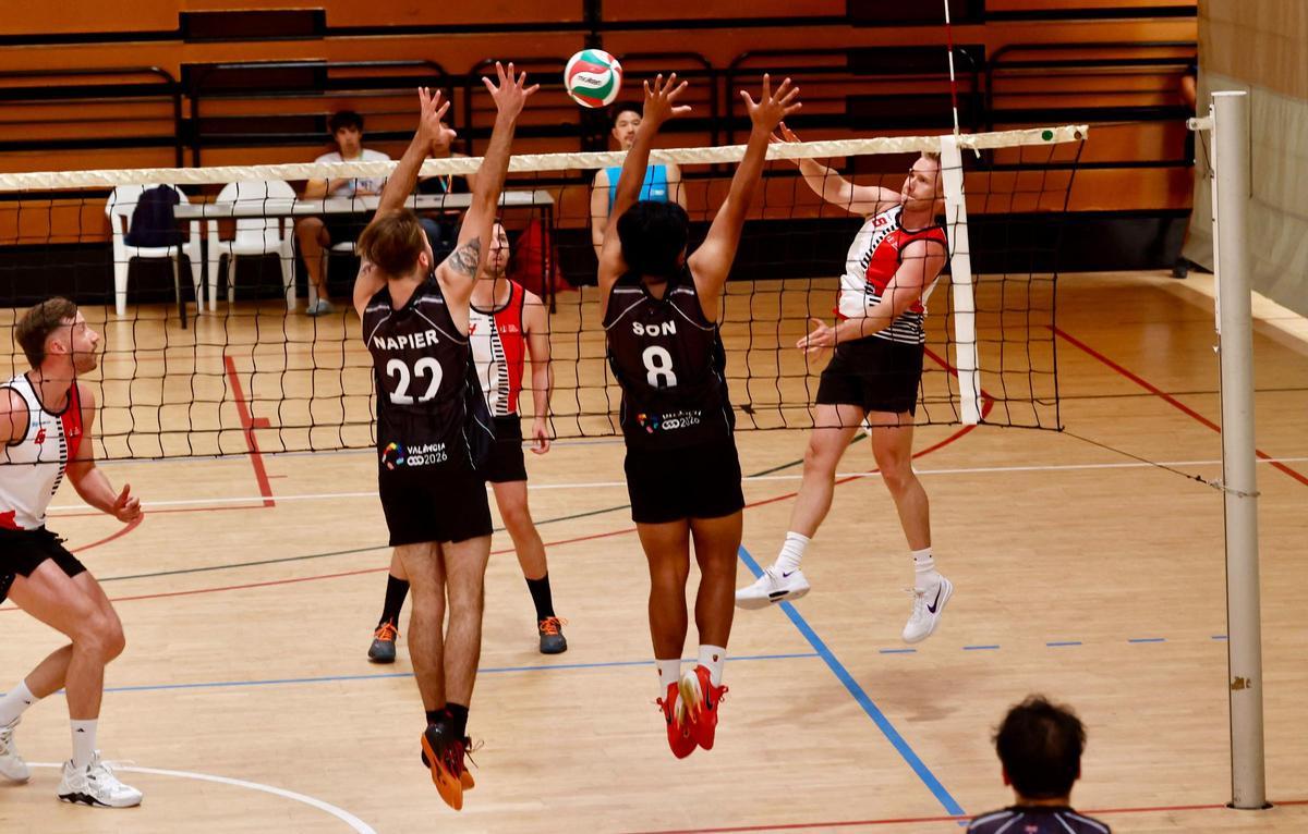 Partido de voleibol en la primera jornada de este deporte en los Gay Games de València.