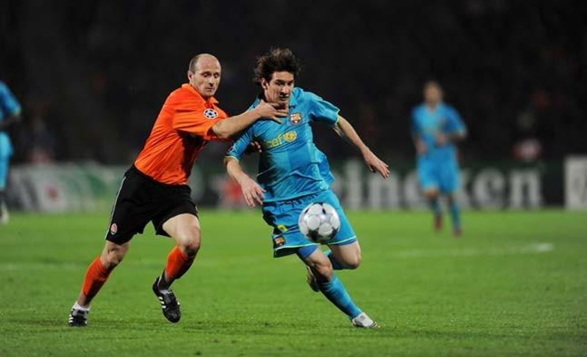Un imparable Messi és ofegat pel seu marcador de torn, Duljaj, en el duel celebrat a Donetsk durant la fase de grups de la Lliga de Campions 2008-09. Els blaugranes van aconseguir la victòria per 1 a 2.